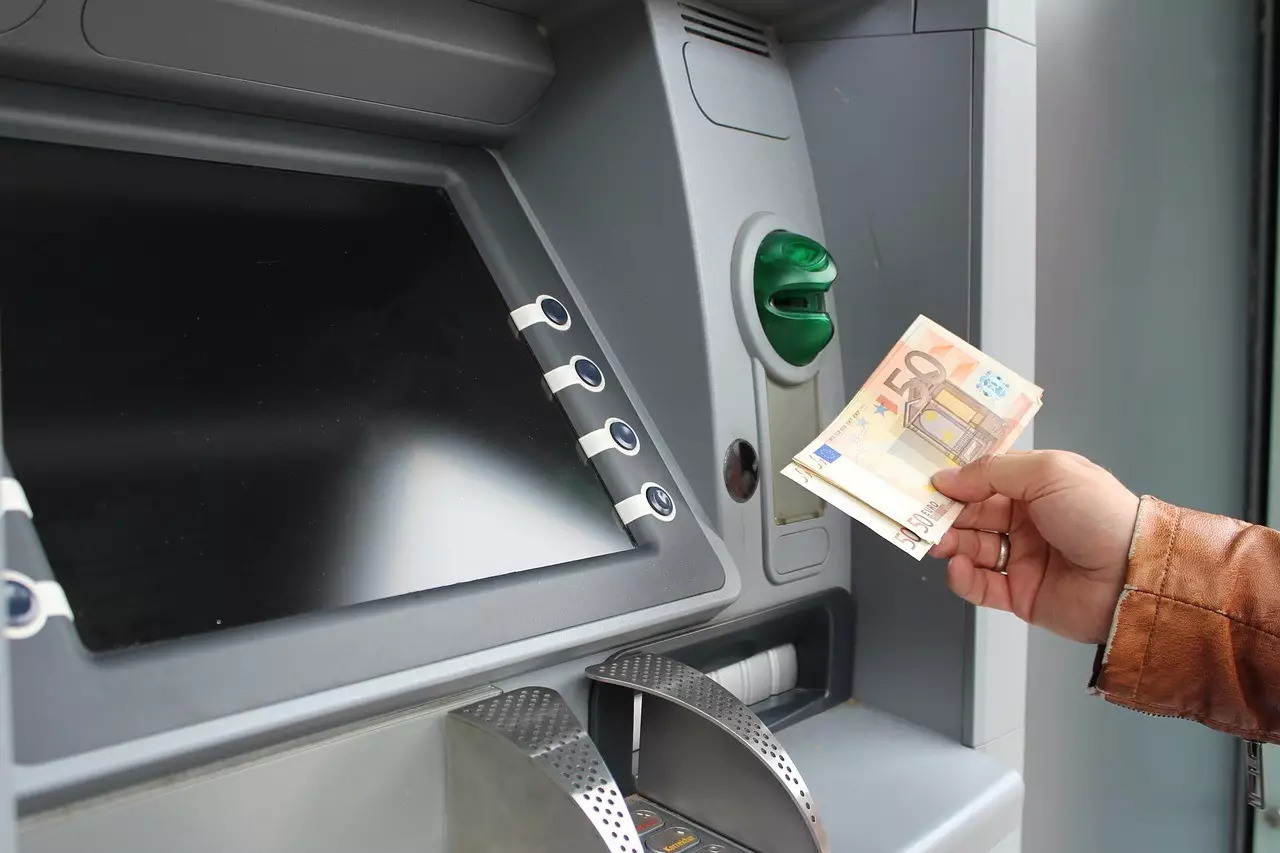Bankomat w trakcie wypłacania gotówki
